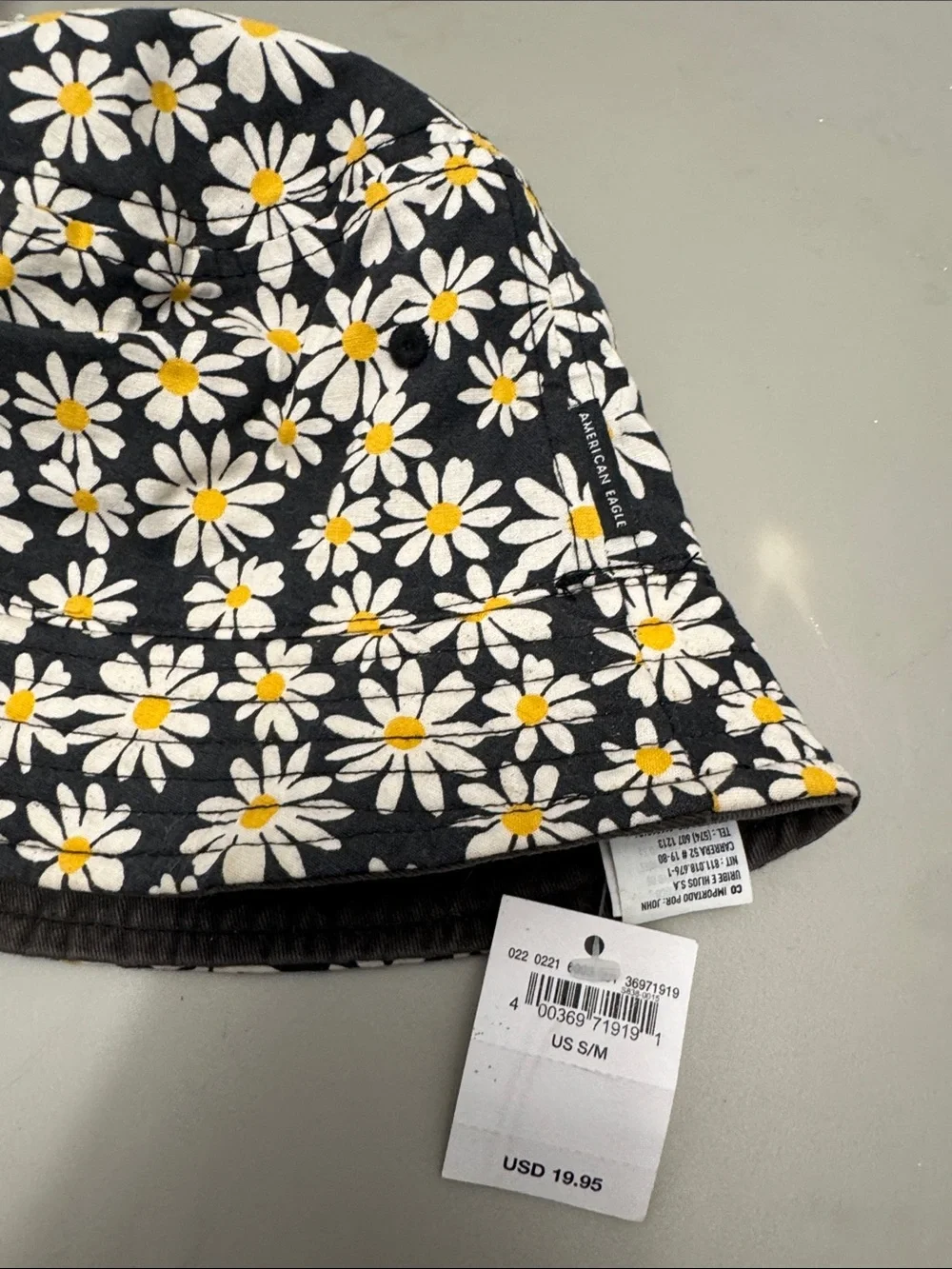 American Eagle daisy bucket hat